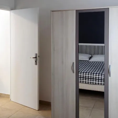 Grand T2 Meuble-juan Pins-logt8 앙티브